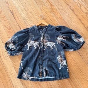 Las Surenas Balloon Shirt Lion in Palms Grey